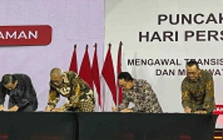 Penandatangan Nota Kesepahaman kerjasama antara Gabungan Pengusaha Kelapa Sawit Indonesia (Gapki) dengan Persatuan Wartawan Indonesia (PWI) terkait dengan pelaksanaan pelatihan jurnalistik di Jakarta, Selasa (20/2/2024).  (Antara/HO/Gapki)