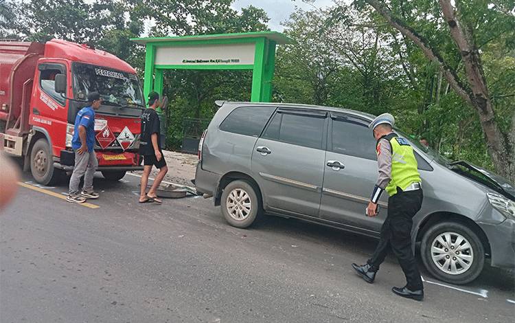  Kecelakaan Beruntun Melibatkan 4 Mobil di Sampit