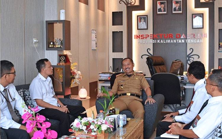 Inspektur Inspektorat Kalteng, Saring (tengah). (FOTO:BKPP KALTENG)