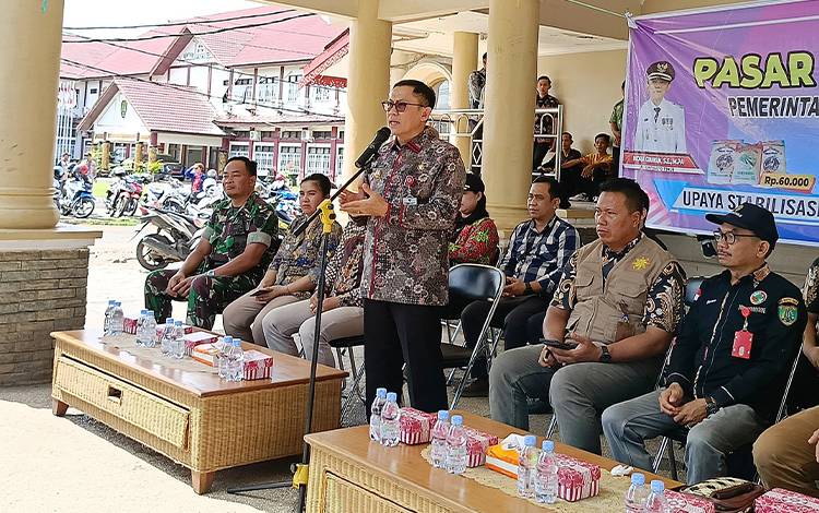 Pj Bupati Barito Timur Indra Gunawan menyampaikan sambutan saat membuka pasar penyeimbang di Halaman Kantor Bupati Barito Timur, Kamis, 22 Februari 2024. (FOTO: BOLE MALO)
