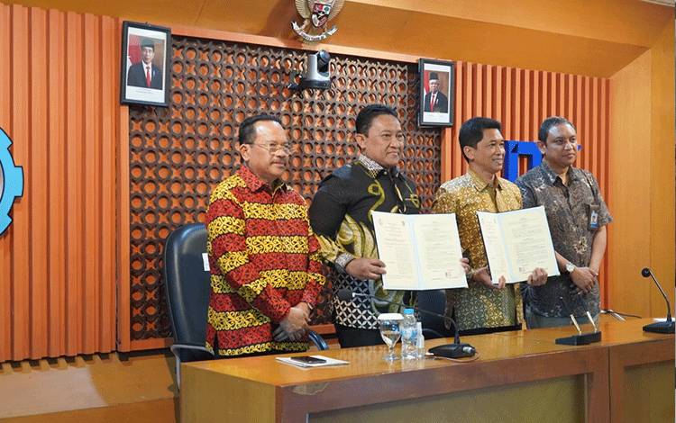 Penandatanganan MoU antara Pemerintah Provinsi Kalimantan Tengah dengan Institut Teknologi Sepuluh Nopember Surabaya. (FOTO:RIZAL)