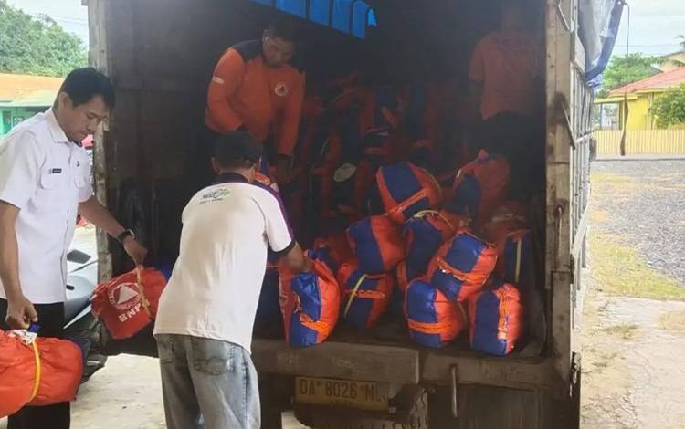 BPBD Kapuas saat lakukan penyaluran bantuan untuk warga terdampak banjir di Kecamatan Mantangai. (FOTO: IST)