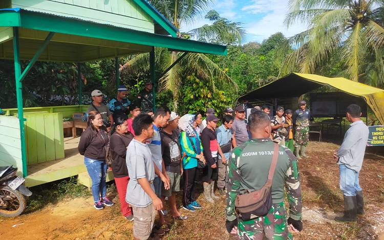 TNI bersama warga melakukan persiapan sebelum penimbunan batu untuk pengerasan jalan baru dalam program TMMD reguler ke -119 Kodim 1013 Muara Teweh. (FOTO: DHANI)