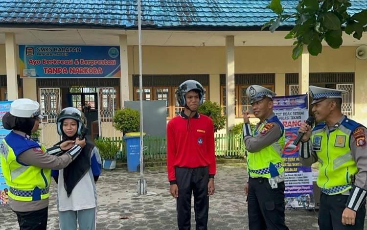 Personel Satlantas Polres Kobar saat berikan penyuluhan di sekolah. (FOTO: Polres Kobar)