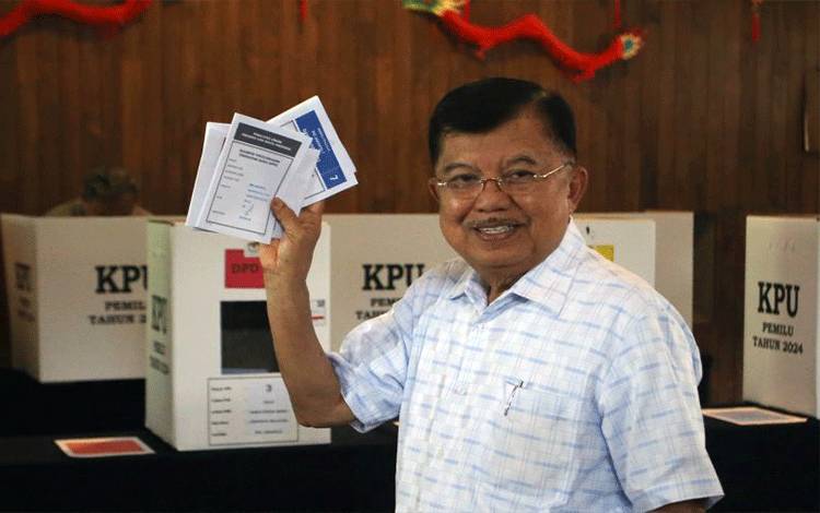 Mantan Wapres Muhammad Jusuf Kalla menunjukan surat suara saat menggunakan hak pilihnya pada Pemilu 2024 di TPS 03 Kelurahan Pulo, Kebayoran Baru, Jakarta, Rabu (14/2/2024). ANTARA FOTO/Muhammad Iqbal/aww. (ANTARA FOTO/MUHAMMAD IQBAL)