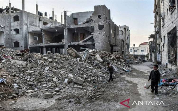 Arsip - Kakak beradik Al Braim mencari kertas dan karton di bawah reruntuhan untuk digunakan sebagai bahan bakar di Rafah, Jalur Gaza. (ANTARA/Anadolu/Abed Zagout/am)