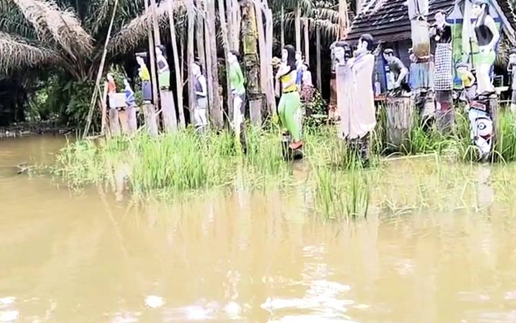 Sandung di Desa Tumbang Mujam, Kecamatan Tualan Hulu, Kabupaten Kotawaringin Timur ikut terdampak banjir. (FOTO: IST)