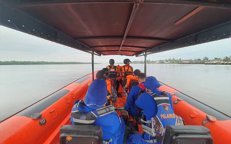 Tim gabungan saat melakukan pencarian terhadap ABKKM Sinar Samudera 3 yang terjatuh dari kapalnya (Foto : IST)