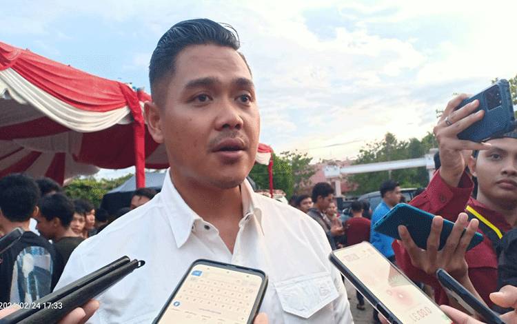 Plt. Kepala Disdik Kalteng, M. Reza Prabowo usai penyerahan bantuan di Palangka Raya, Sabtu, 24 Februari 2024. (FOTO: IST)