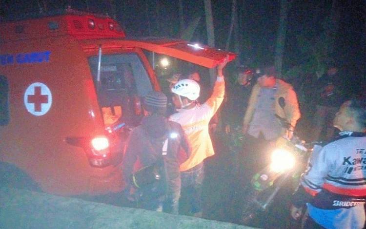 Petugas mengevakuasi pendaki yang menjadi korban tersambar petir di Gunung Cikuray, Kabupaten Garut, Jawa Barat, Sabtu (24/2/2024). (ANTARA/HO-Polres Garut)