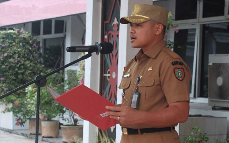 Plt. Kepala Dinas Pendidikan (Disdik) Kalteng, M Reza Prabowo saat memimpin rangkaian apel di Halaman Disdik Kalteng, Senin, 26 Februari 2024. (FOTO: IST)