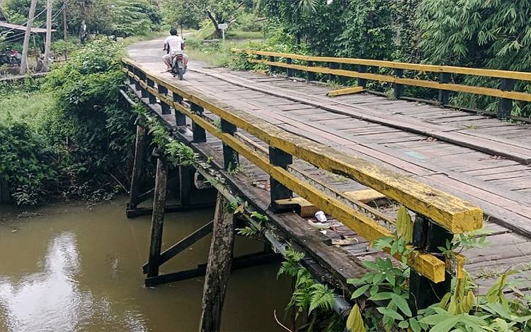 Jembatan Awang yang akses utama dari Kecamatan Awang menuju Kota Tamiang Layang Kabupaten Barito Timur. (FOTO: BOLE MALO)