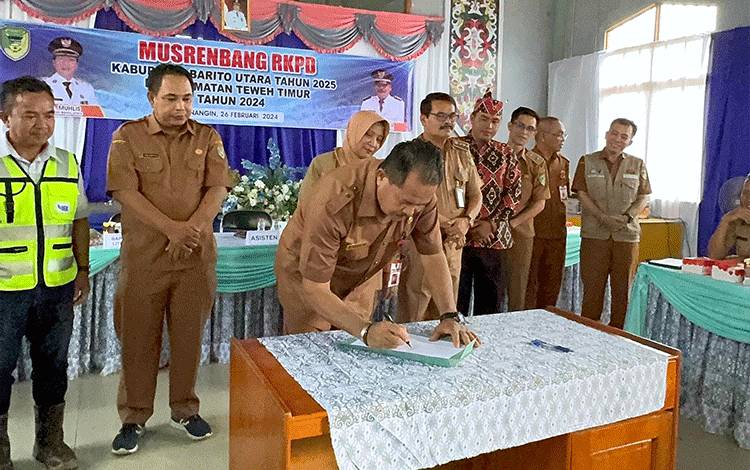 Pemerintah Kabupaten Barito Utara melaksanakan kegiatan Musrenbang hari pertama di Kecamatan Teweh Timur, di aula Kecamatan setempat, Senin 26 Februari 2024.(foto: Dhani)
