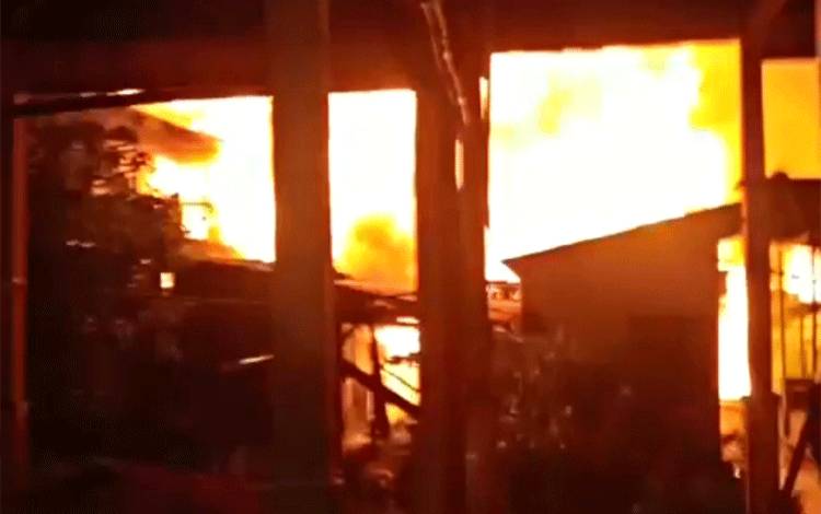 Peristiwa kebakaran komplek pasar mingguan Maliku Baru, Kecamatan Maliku, Kabupaten Pulang Pisau, Senin, 26 Februari 2024. (FOTO : IST)