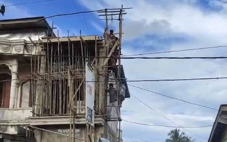 Proses evakuasi korban tersengat listrik di Kelurahan Ampah Kota Kabupaten Barito Timur, Senin, 26 Februari 2024. (TANGKAPAN LAYAR VIDEO)