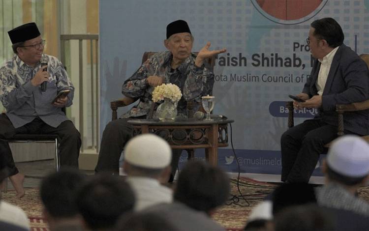 Cendekiawan Muslim Indonesia, Quraish Shihab (tengah), saat menjadi narasumber dalam seminar peringatan Hari Persaudaraan Manusia Sedunia di Jakarta, Senin (26/2/2024). (ANTARA/HO-Majelis Hukama Indonesia)