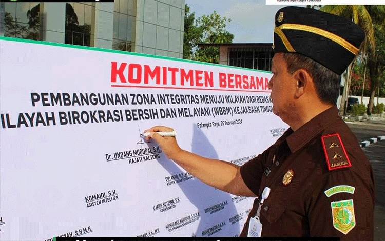 Kajati Kalteng Undang Mogupal saat menandatangani Komitmen bersama dan fakta Integritas Pembangunan Zona Integritas menuju WBK dan WBBM. (Foto: Penkum Kejati Kalteng)