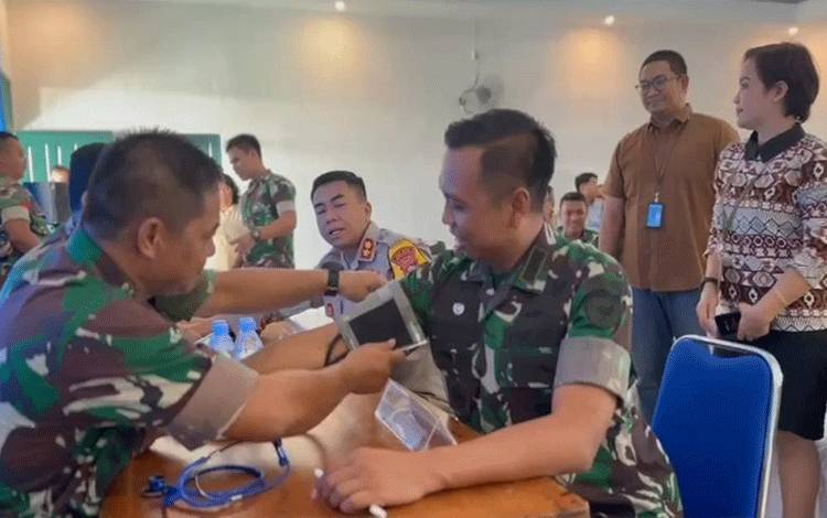 Dandim 1012 Buntok,, Letkol Inf Langgeng Pujut Santoso dan Kapolres Barsel AKBP Asep Bangbang Saputra di tensi sebelumdonor darah. (FOTO : URIUTU DJAPER)