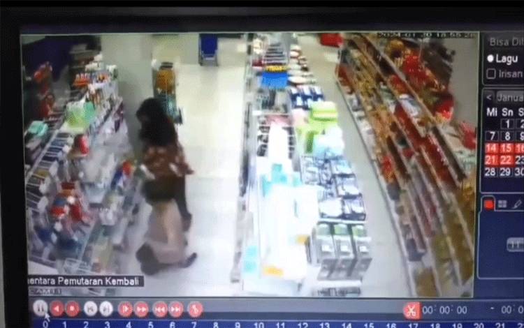 Tangkapan layar kamera CCTV yang merekam aksi pencurian yang dilakukan oleh dua orang wanita cantik di Sampit. (FOTO: IST)