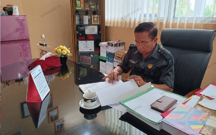 Ketua DPRD Gunung Mas Akerman Sahidar saat ditemui di ruang kerjanya. (FOTO: RISKA YULYANA)