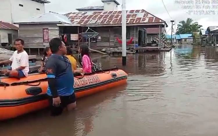BPBD Kotawaringin Timur memantau banjir di Desa Hanjalipan. (FOTO: BPBD Kotim)