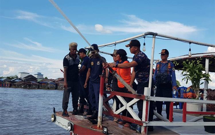Koordinator Call Center 112 Palangka Raya Sucipto saat mengawasi praktik penyemprotan air oleh pelaku usaha kapal susur sungai Pelabuhan Rambang (Foto : Call Center 112 Palangka Raya)