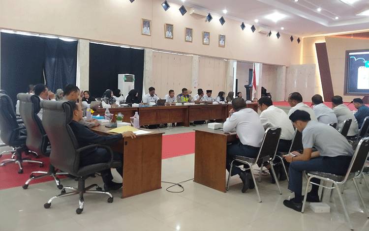 Pelaksanaan rapat yang digelar tim gugus tugas KLA Kabupaten Sukamara di aula kantor bupati setempat, Rabu, 28 Februari 2024. (FOTO:NORHASANAH)