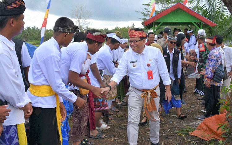 Pj Bupati Kapuas, Erlin Hardi saat hadiri Perayaan Hari Raya Galungan di Desa Terusan Makmur, Rabu, 28 Februari 2024. (FOTO: IST)