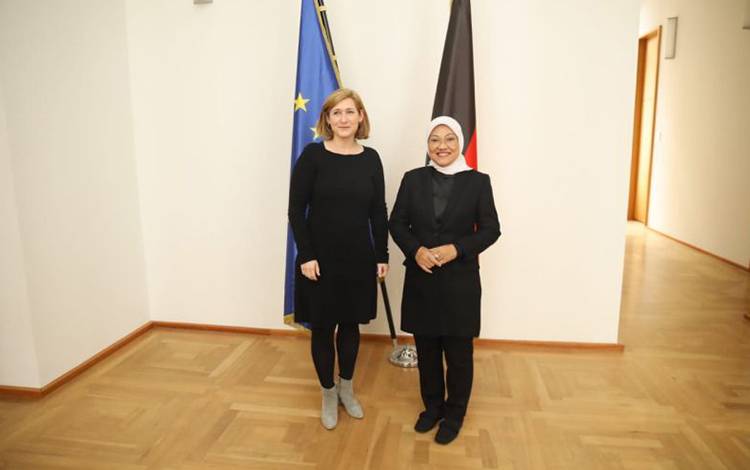 Menaker Ida Fauziyah (kanan) dan Wakil Menteri dari Kementerian Federal Ketenagakerjaan dan Sosial Jerman Lilian Tschan dalam pertemuan di Berlin, Jerman, Rabu (28/2/2024) (ANTARA/HO-Kemnaker)