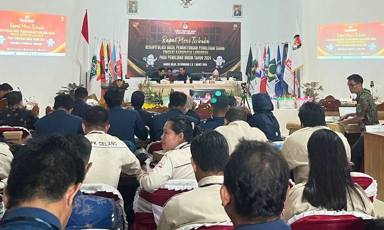 Komisioner KPU Kabupaten Lamandau mulai menggelar Rapat Pleno Rekapitulasi Suara Tingkat Kabupaten. (FOTO: HENDI NURFALAH)
