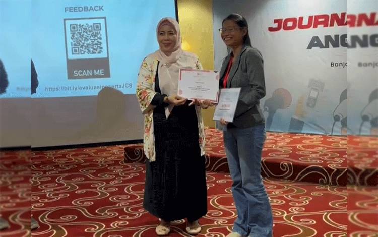 Wartawan Borneo News, Testi Priscilla menerima sertifikat pemenang lomba penulisan dari Direktur Dukungan dan Kebijakan Penyidikan, Wiwit Puspasari dalam kegiatan Journalist Class pada Kamis, 29 Februari 2024 di Banjarbaru, Kalimantan Selatan. (FOTO: Istimewa)