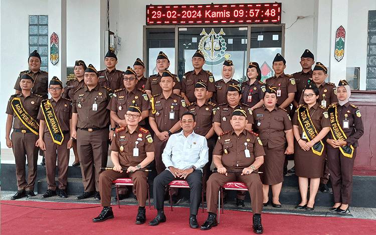Wakil Jaksa Agung RI, Dr Sunarta (kemeja putih) foto bersama Kajati Kalteng dan Kajari Katingan sejumlah jajarannya.