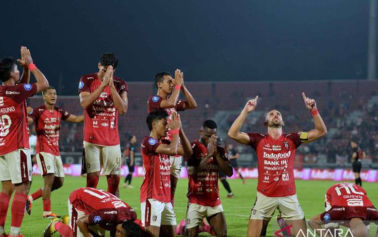 Sejumlah pesepak bola Bali United berselebrasi saat pertandingan Liga 1 2023/2024 melawan Persis Solo di Stadion Kapten I Wayan Dipta, Gianyar, Bali, Kamis (29/2/2024). Bali United berhasil mengalahkan Persis Solo dengan skor 3-2. ANTARA FOTO/Fikri Yusuf/nym.