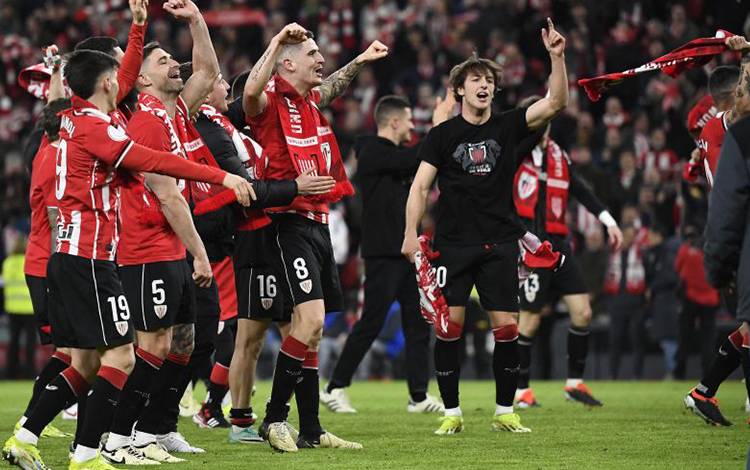 Para pemain Athletic Bilbao merayakan kemenangan dalam semifinal Copa del Rey melawan Club Atletico de Madrid di Stadion San Mames, Bilbao, pada 29 Februari 2024. (AFP/ANDER GILLENEA)