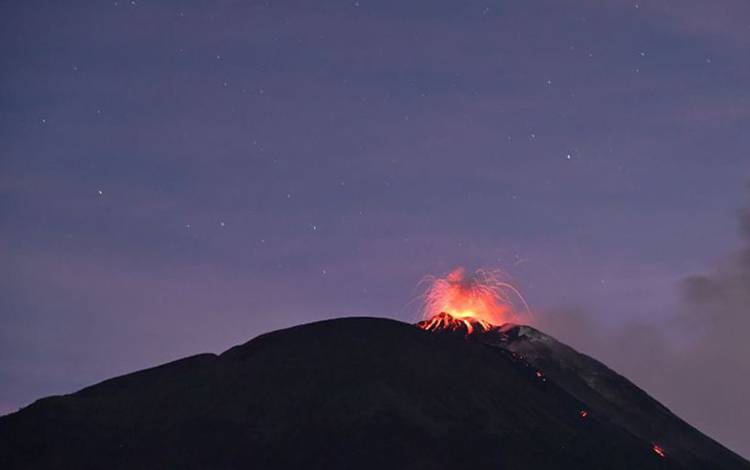 Erupsi Gunung Ile Lewotolok di Kabupaten Lembata, NTT ANTARA/HO-Pos Pemantau Gunung Ile Lewotolok