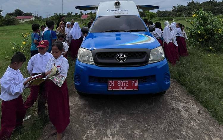 Kunjungan mobil perpustakaan keliling di SD Negeri 1 Halimaung Jaya, mendapat sambutan antusias dari para siswa. (FOTO: PROKOM SERUYAN)