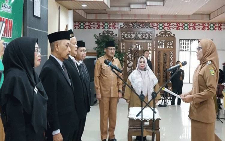 Pj Wali Kota Palangka Raya, Hera Nugrahayu saat melantik pengurus Baznas periode 2024-2029. (FOTO: HUMAS)