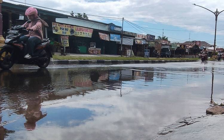 Genangan air setelah hujan di wilayah Temanggung Tilung. (FOTO: HERMAWAN)