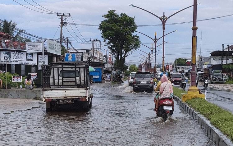 Genangan air akibat hujan lebat di Kota Palangka Raya. (FOTO: HERMAWAN)