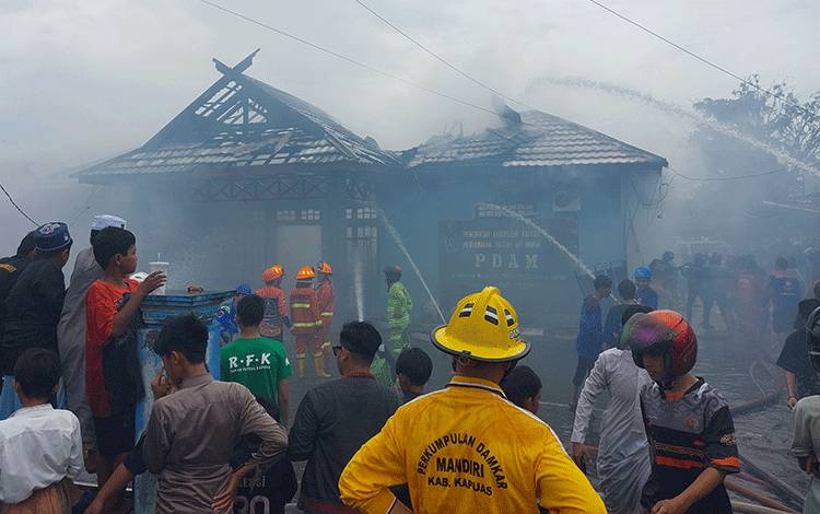 Kebakaran kantor PDAM Kapuas, Jumat, 1 Maret 2024. (FOTO: DODI)