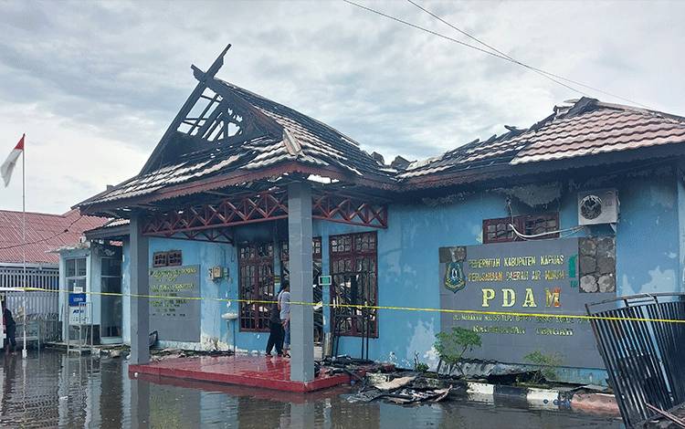 Kantor PDAM Kapuas terbakar, Jumat, 1 Maret 2024. (FOTO: DODI)