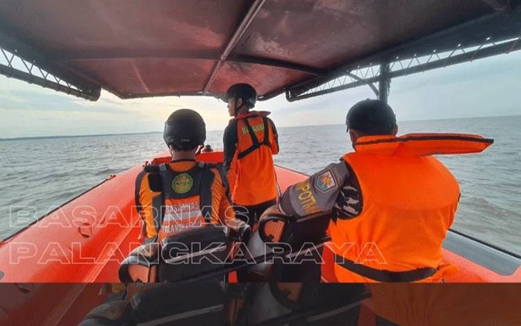 Tim SAR Gabungan saat melakukan proses pencarian terhadap ABKKM Samudra 3 yang terjatuh dan hilang di perairan Kabupaten Seruyan (FOTO : BASARNAS )