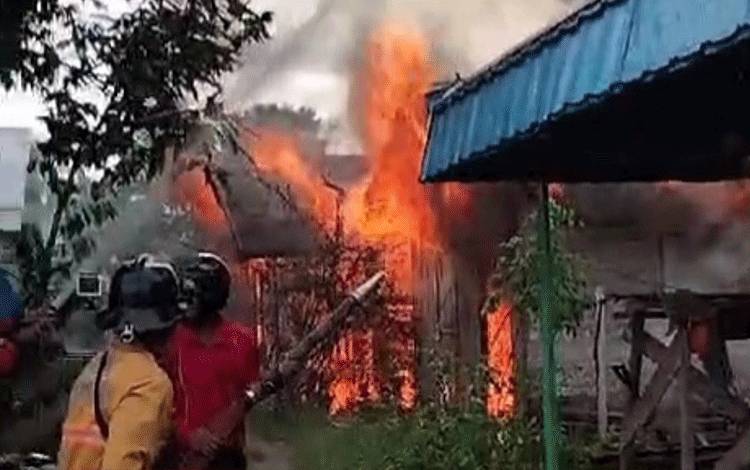 Kebakaran rumah diJalan Kasturi, Gang Manggis, RT 03, Desa Pulau Telo, Kecamatan Selat pada Sabtu, 2 Maret 2024 pagi. (FOTO: IST)