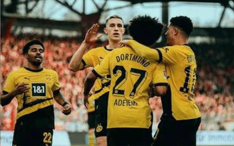 Para pemain Borussia Dortmund merayakan gol Adeyemi ke gawang Union Berlin dalam laga Bundesliga 2023/24 pekan ke-24 di Stadion An der Alten pada Sabtu (03/3/2024). ANTARA/HO-BVB