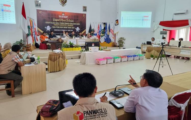 Komisioner KPU Kabupaten Lamandau mentapkan perolehan suara Tingkat Kabupaten Lamandau pada Pemilu 2024. (FOTO: HENDI NURFALAH)