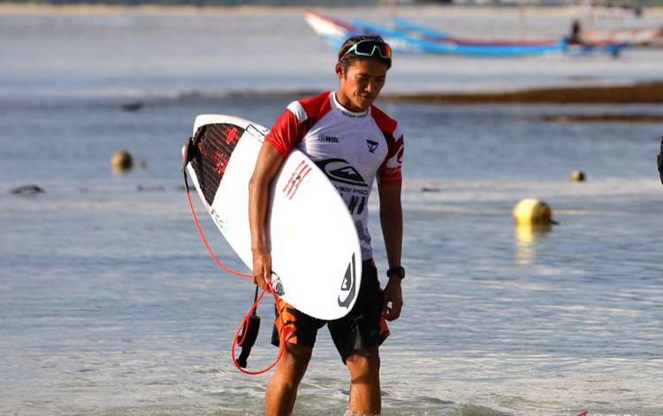 Arsip foto - Peselancar Indonesia Rio Waida berjalan bersama rekannya usai pertandingan World Surf League (WSL) 2022 di Pantai Plengkung (G-Land) TN Alas Purwo, Banyuwangi, Jawa Timur, Jumat (3/6/2022). ANTARA FOTO/Budi Candra Setya/rwa.