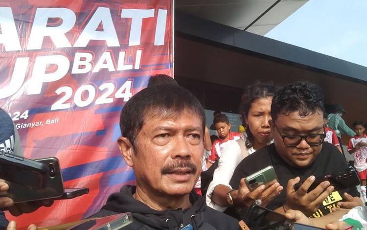Direktur Teknik PSSI Indra Sjafri diwawancarai wartawan di sela pembukaan turnamen Barati Cup 2024 di Kabupaten Gianyar, Bali, Minggu (3/3/2024) ANTARA/Dewa Ketut Sudiarta Wiguna