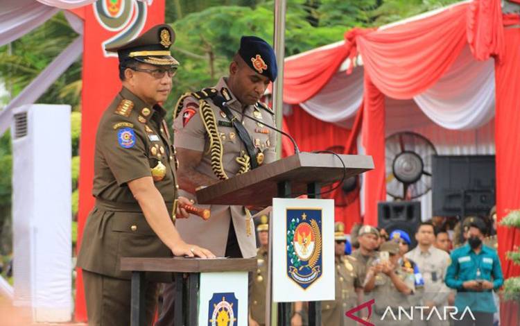 Menteri Dalam Negeri (Mendagri) RI Tito Karnavian memberikan arahan pada HUT Ke-74 Satpol PP di Padang, Sumbar, Minggu (3/3/2024). ANTARA/Fandi Yogari