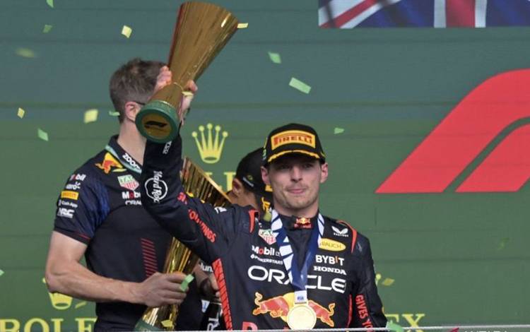 Foto arsip - Pembalap Red Bull Racing Max Verstappen merayakan keberhasilannya memenangi Grand Prix Sao Paulo, di Sirkuit Interlagos, Sao Paulo, Brazil, Minggu (5/11/2023). (ANTARA/AFP/NELSON ALMEIDA)