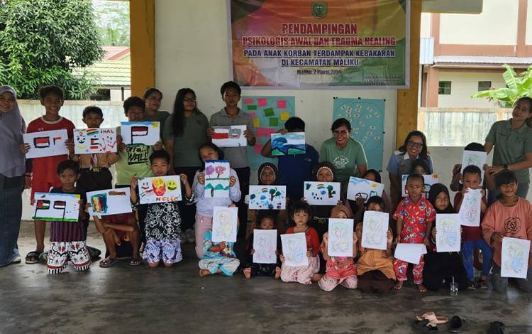 Foto bersama saat kegiatan dukungan Psikologis Awal dan Trauma Healing bagi korban kebakaran di Desa Maliku Baru Sabtu, 2 Maret 2024. (FOTO: P3APPKB KALTENG)